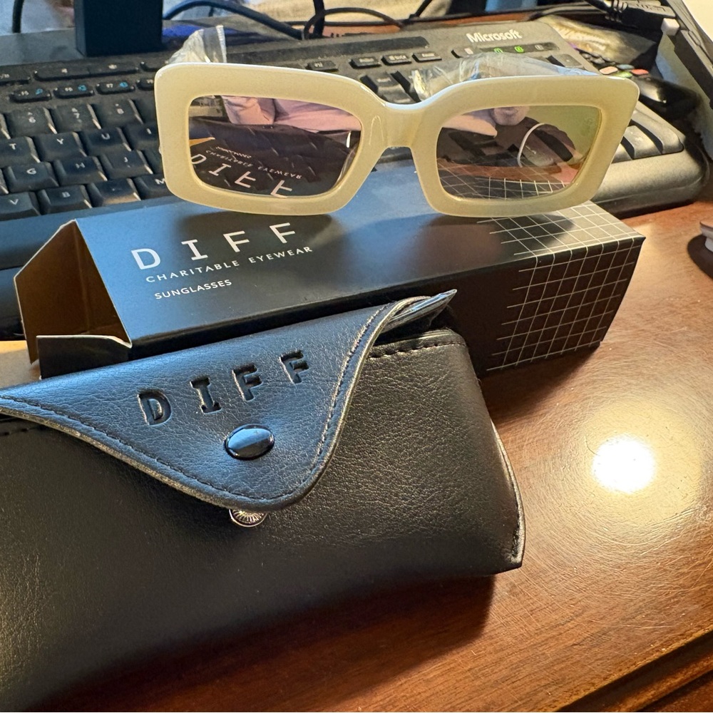 Diff Eyewear Cream Rectangular Sunglasses NWT - image 1
